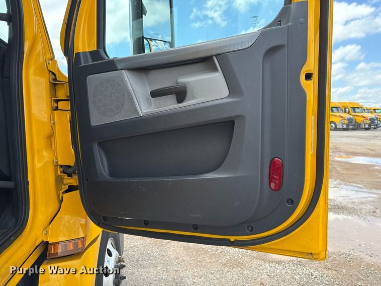 image for item EJ4830 2021 Freightliner Cascadia 126 semi truck