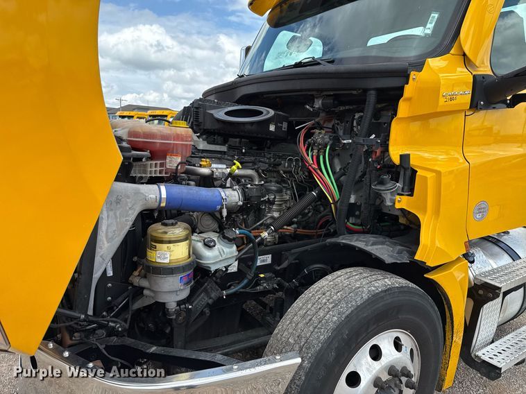 image for item EJ4830 2021 Freightliner Cascadia 126 semi truck