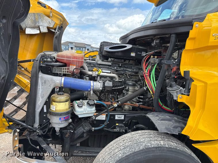 image for item EJ4830 2021 Freightliner Cascadia 126 semi truck