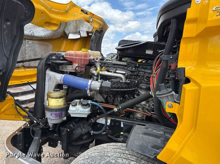 image for item EJ4830 2021 Freightliner Cascadia 126 semi truck