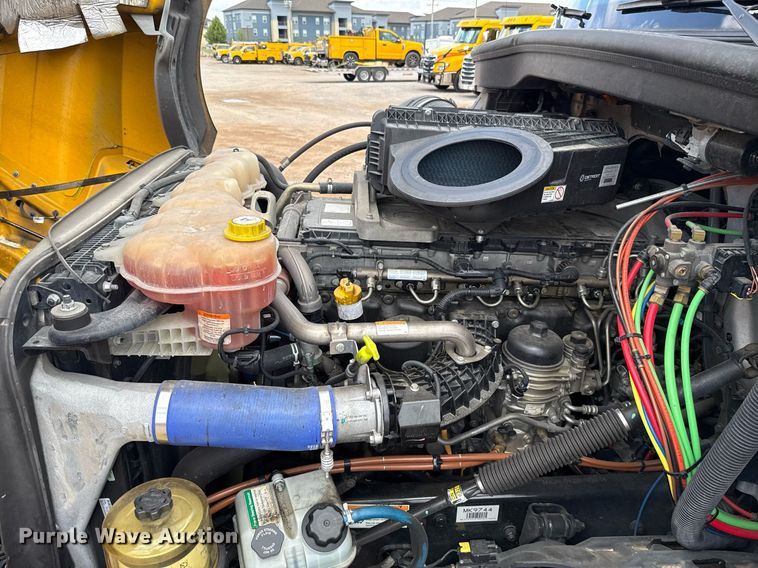 image for item EJ4830 2021 Freightliner Cascadia 126 semi truck