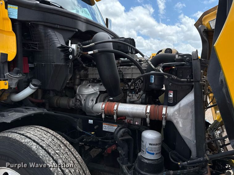 image for item EJ4830 2021 Freightliner Cascadia 126 semi truck