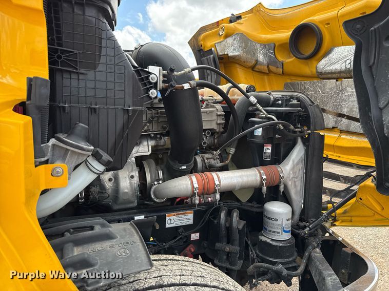 image for item EJ4830 2021 Freightliner Cascadia 126 semi truck