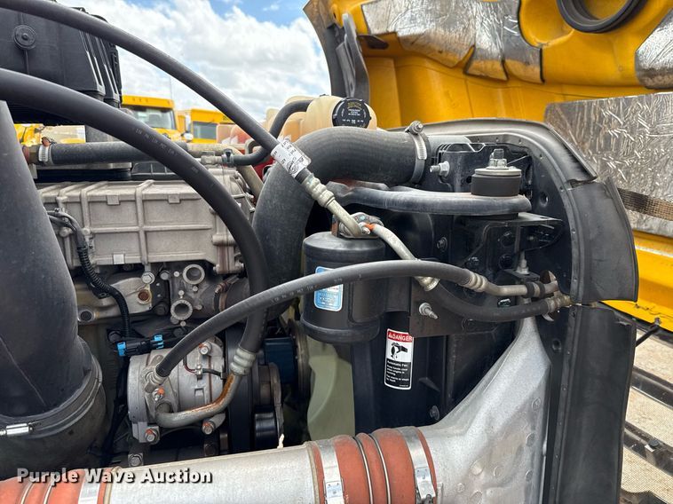 image for item EJ4830 2021 Freightliner Cascadia 126 semi truck