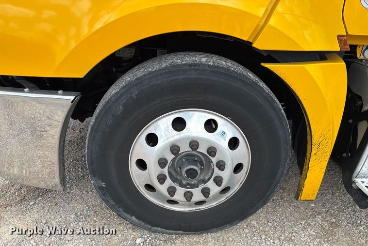 image for item EJ4830 2021 Freightliner Cascadia 126 semi truck