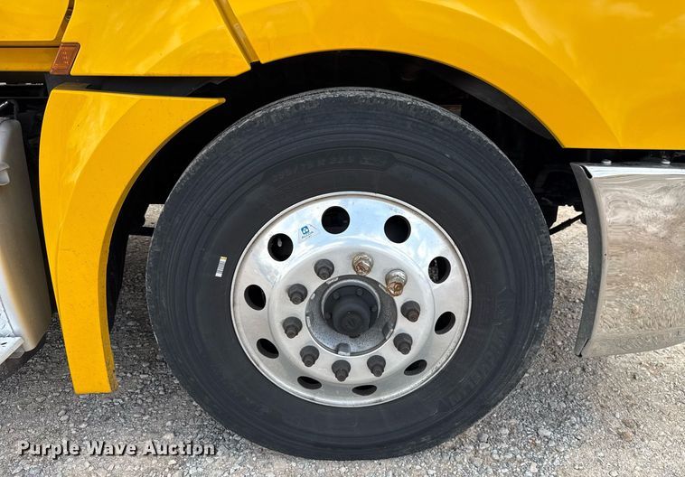 image for item EJ4830 2021 Freightliner Cascadia 126 semi truck