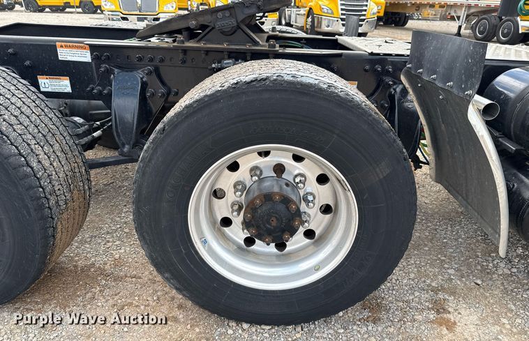 image for item EJ4830 2021 Freightliner Cascadia 126 semi truck