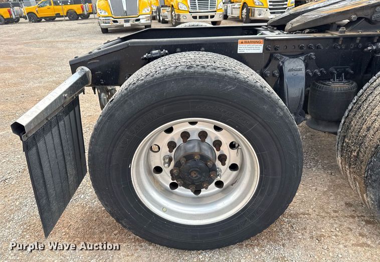 image for item EJ4830 2021 Freightliner Cascadia 126 semi truck