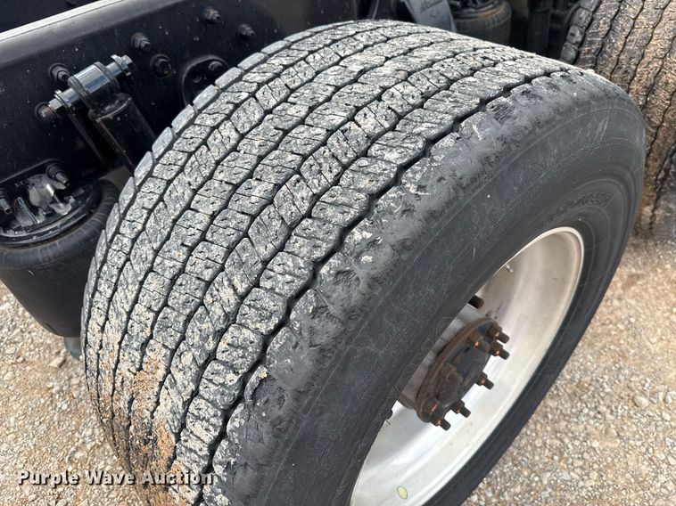 image for item EJ4830 2021 Freightliner Cascadia 126 semi truck