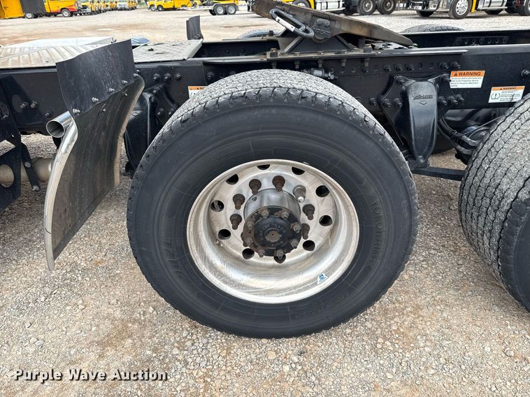 image for item EJ4830 2021 Freightliner Cascadia 126 semi truck