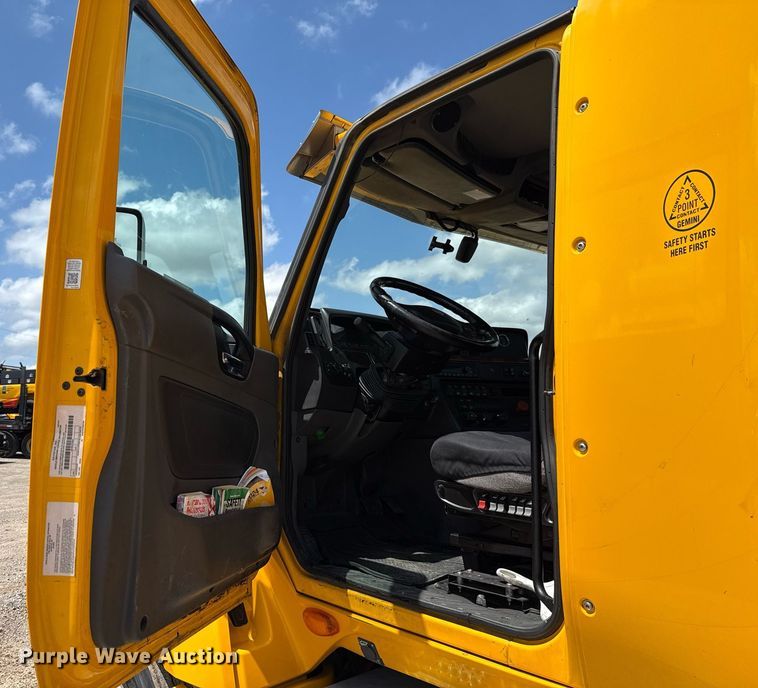 image for item EJ4831 2021 International LT625  semi truck