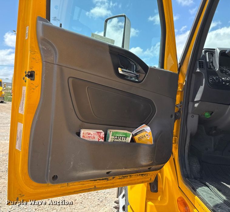 image for item EJ4831 2021 International LT625  semi truck