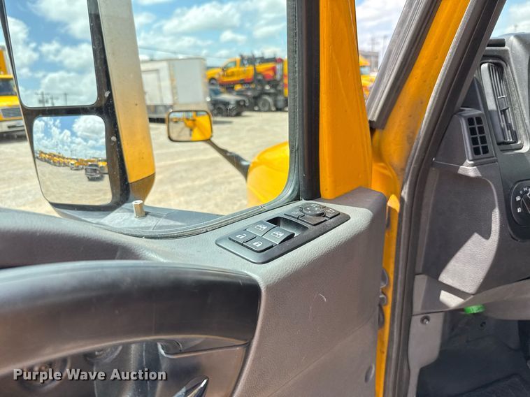 image for item EJ4831 2021 International LT625  semi truck