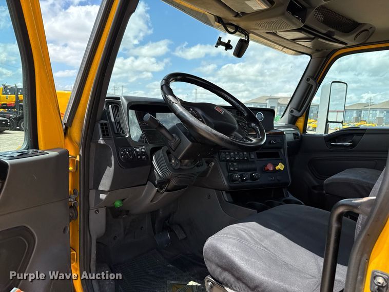 image for item EJ4831 2021 International LT625  semi truck