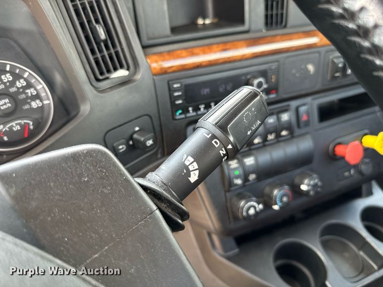 image for item EJ4831 2021 International LT625  semi truck