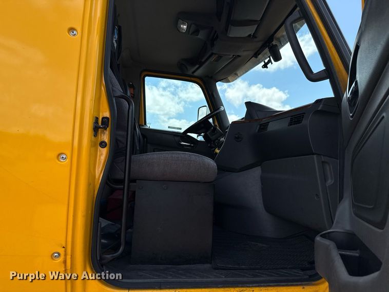 image for item EJ4831 2021 International LT625  semi truck