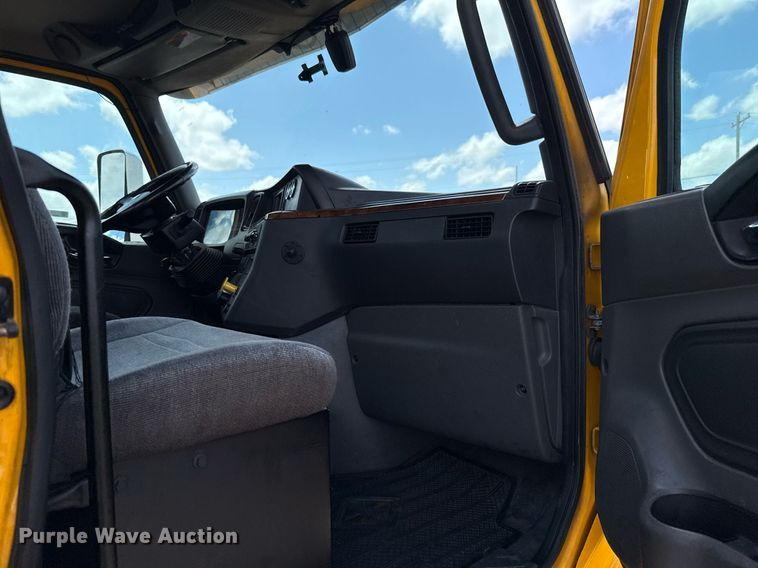 image for item EJ4831 2021 International LT625  semi truck