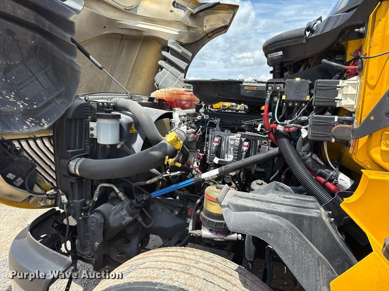 image for item EJ4831 2021 International LT625  semi truck