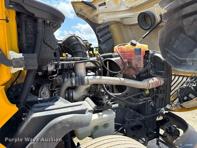 image for item EJ4831 2021 International LT625  semi truck