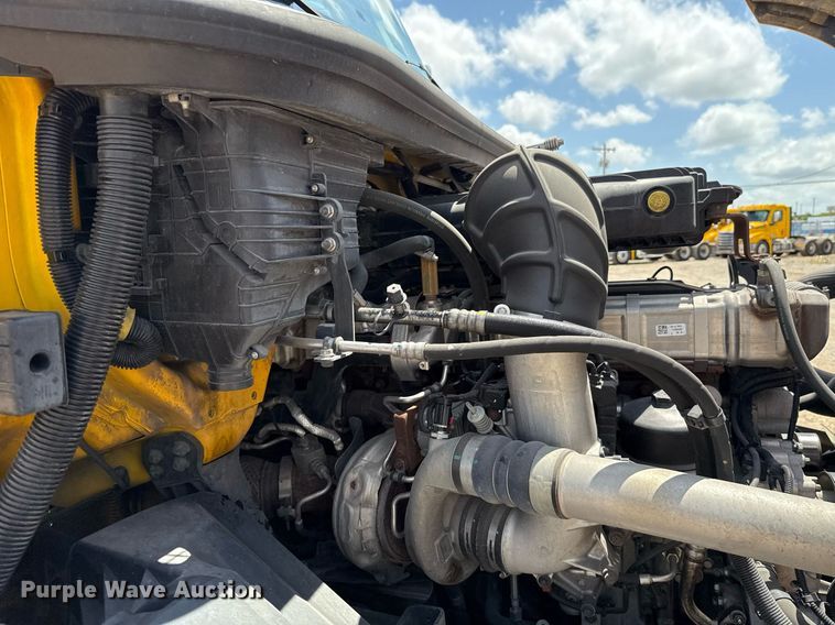 image for item EJ4831 2021 International LT625  semi truck