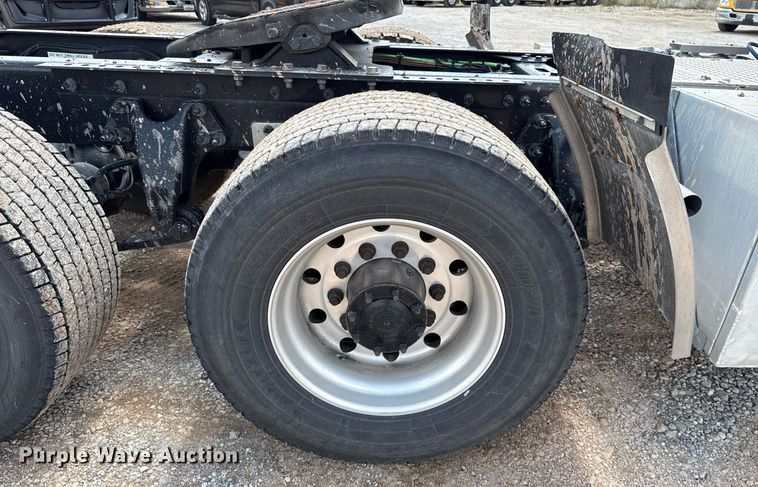 image for item EJ4831 2021 International LT625  semi truck