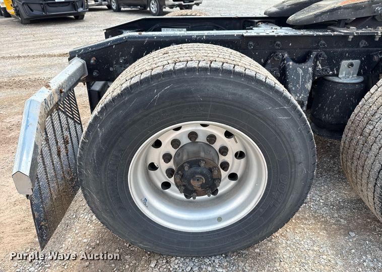 image for item EJ4831 2021 International LT625  semi truck