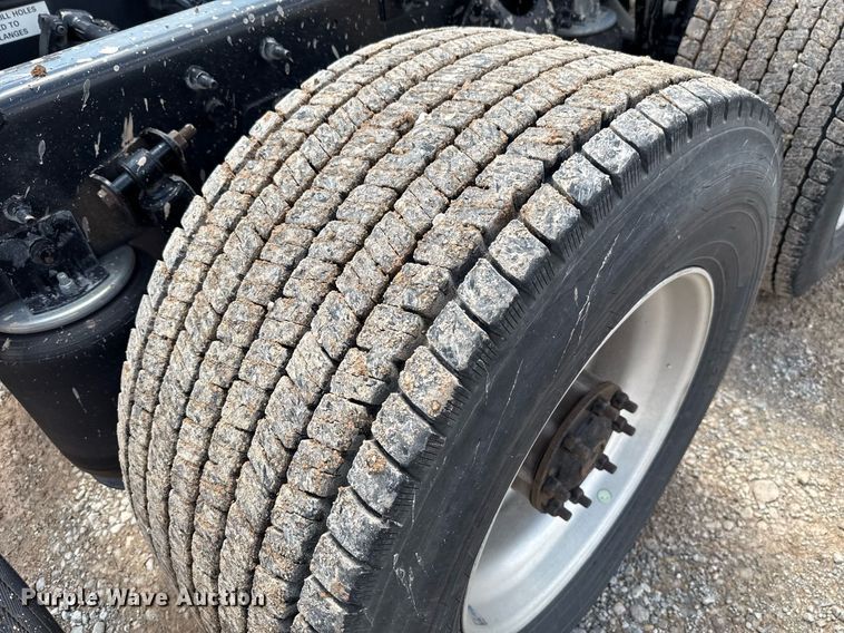 image for item EJ4831 2021 International LT625  semi truck