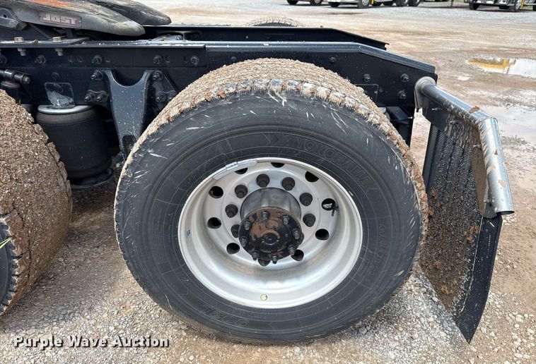 image for item EJ4831 2021 International LT625  semi truck