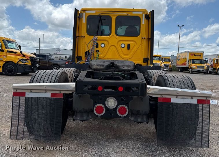 image for item EJ4832 2021 Freightliner Cascadia 126 semi truck