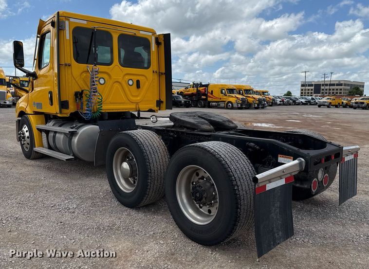 image for item EJ4832 2021 Freightliner Cascadia 126 semi truck