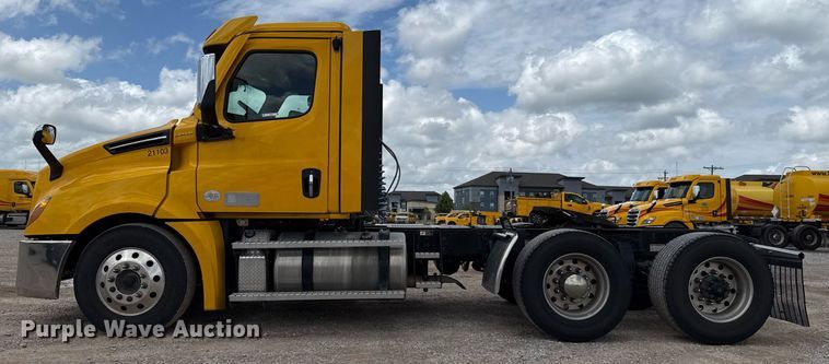 image for item EJ4832 2021 Freightliner Cascadia 126 semi truck