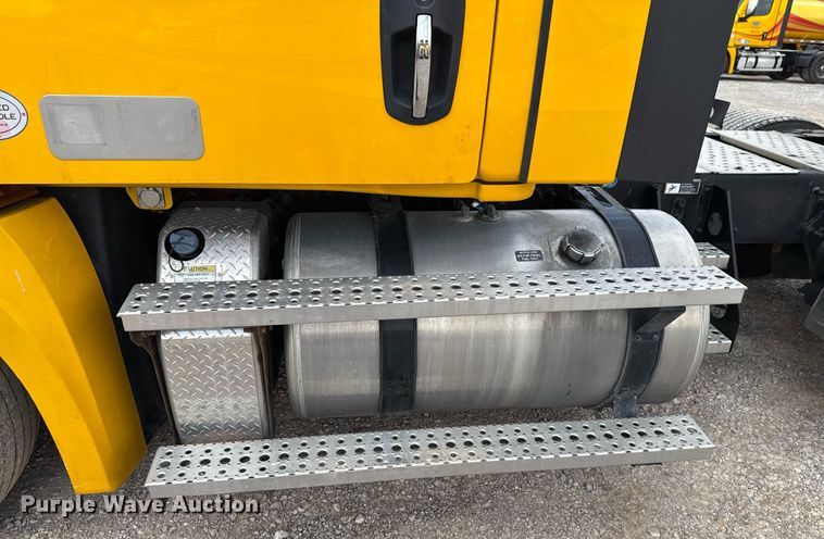 image for item EJ4832 2021 Freightliner Cascadia 126 semi truck