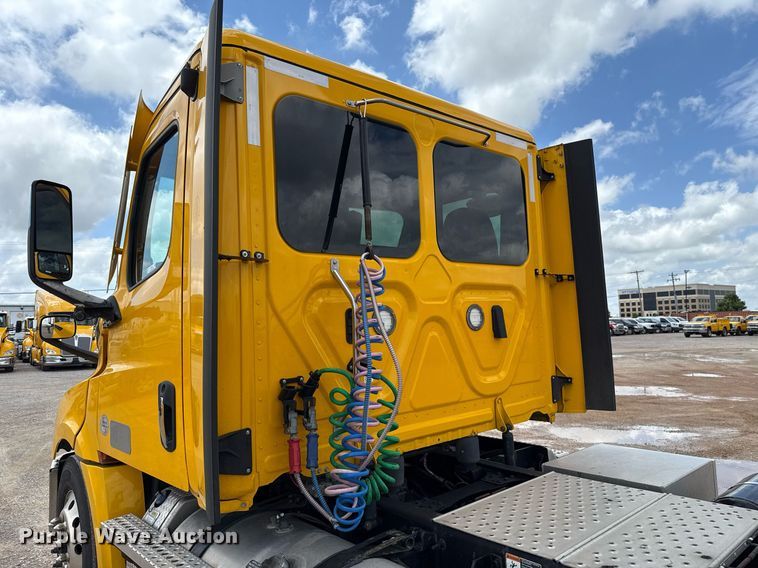 image for item EJ4832 2021 Freightliner Cascadia 126 semi truck