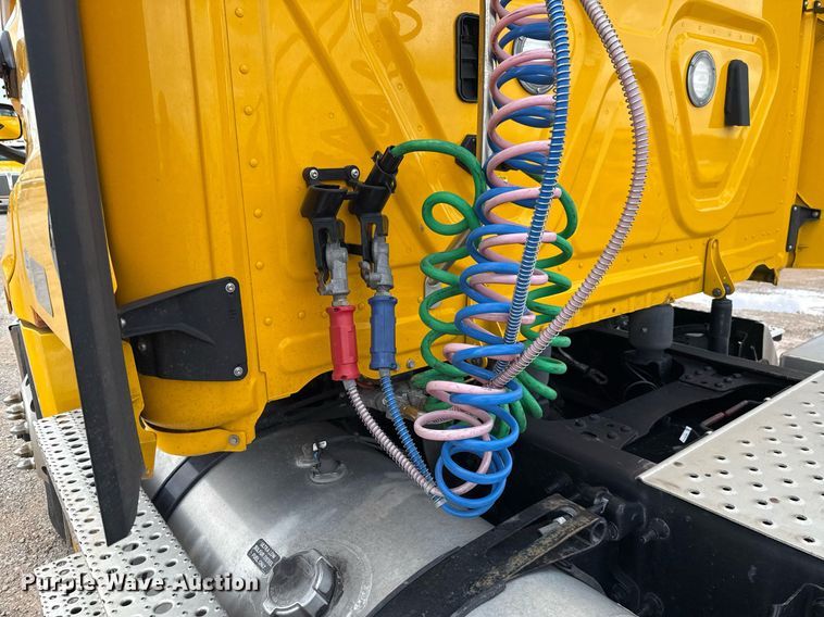 image for item EJ4832 2021 Freightliner Cascadia 126 semi truck