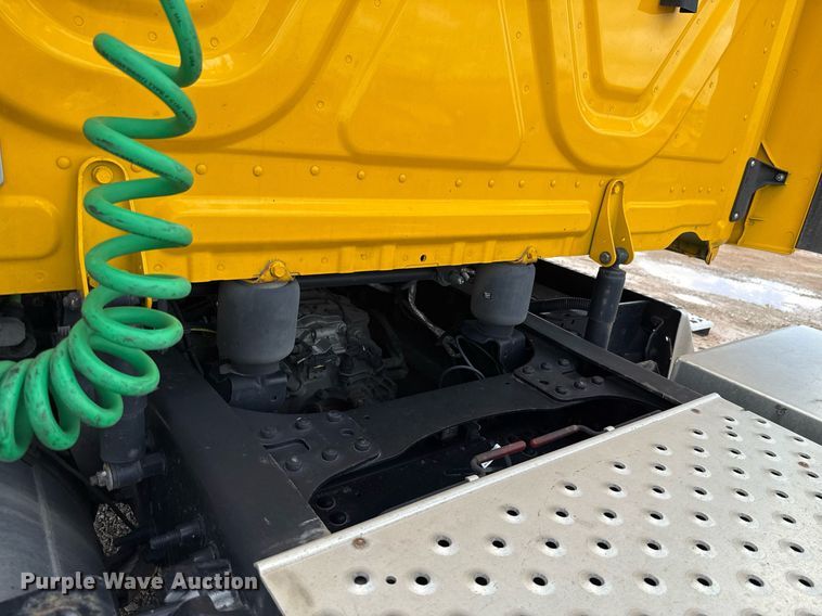 image for item EJ4832 2021 Freightliner Cascadia 126 semi truck