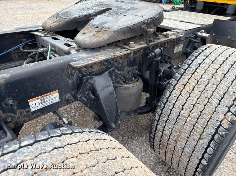 image for item EJ4832 2021 Freightliner Cascadia 126 semi truck