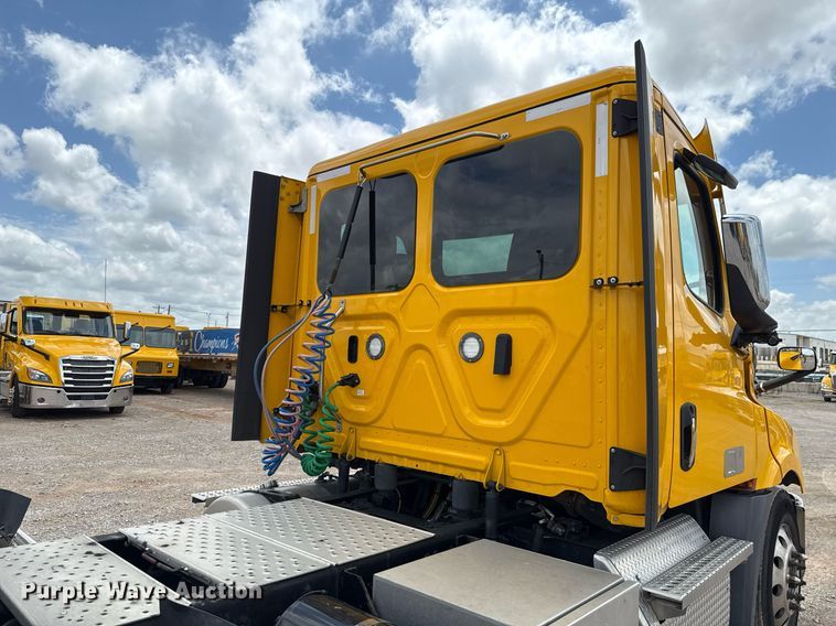 image for item EJ4832 2021 Freightliner Cascadia 126 semi truck