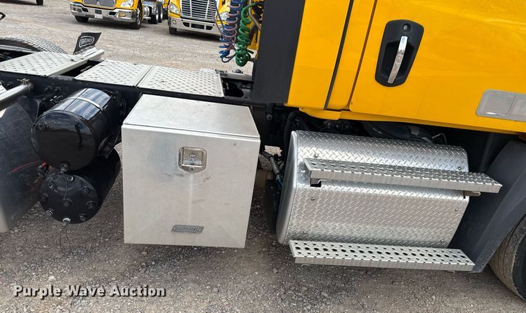 image for item EJ4832 2021 Freightliner Cascadia 126 semi truck