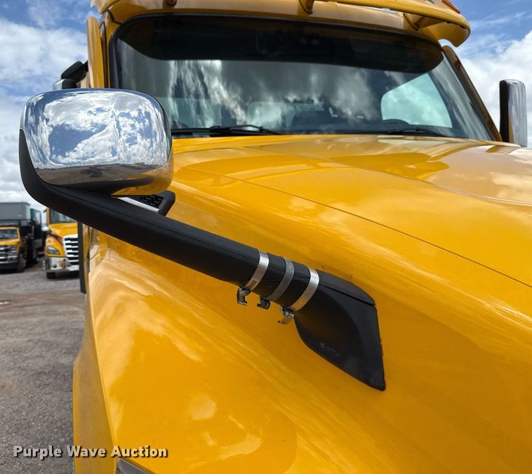 image for item EJ4832 2021 Freightliner Cascadia 126 semi truck