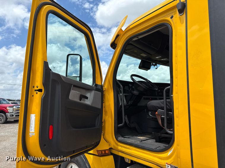 image for item EJ4832 2021 Freightliner Cascadia 126 semi truck