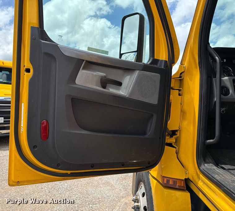 image for item EJ4832 2021 Freightliner Cascadia 126 semi truck