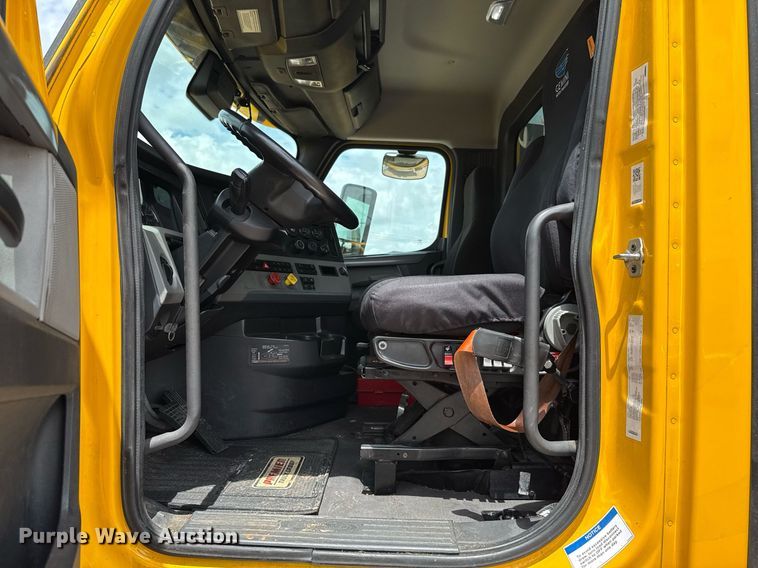 image for item EJ4832 2021 Freightliner Cascadia 126 semi truck