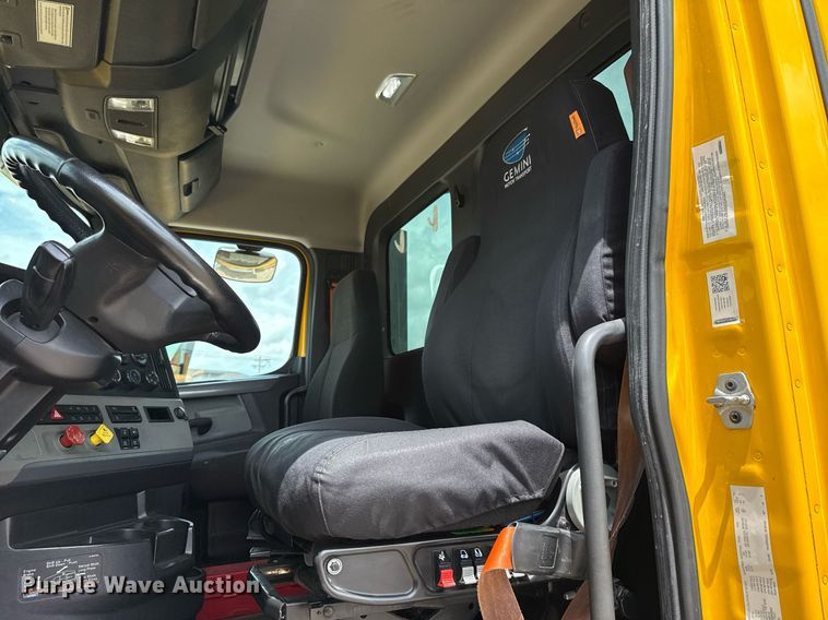 image for item EJ4832 2021 Freightliner Cascadia 126 semi truck