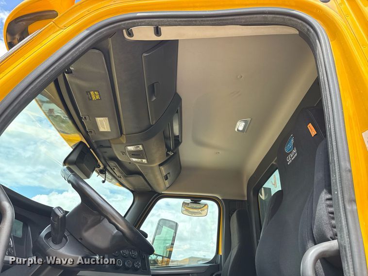 image for item EJ4832 2021 Freightliner Cascadia 126 semi truck