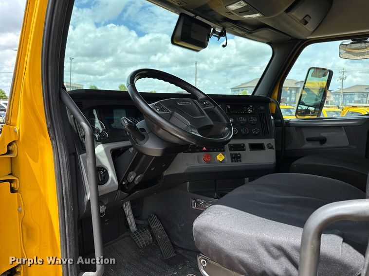 image for item EJ4832 2021 Freightliner Cascadia 126 semi truck