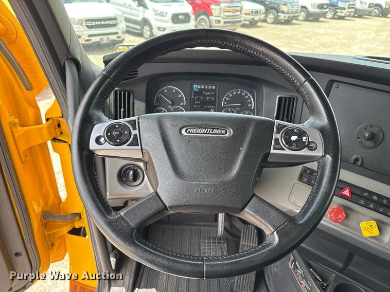 image for item EJ4832 2021 Freightliner Cascadia 126 semi truck