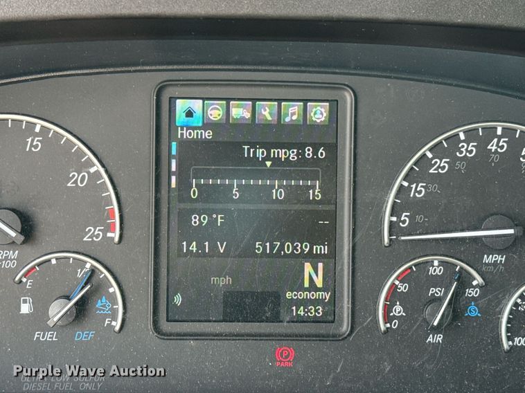 image for item EJ4832 2021 Freightliner Cascadia 126 semi truck