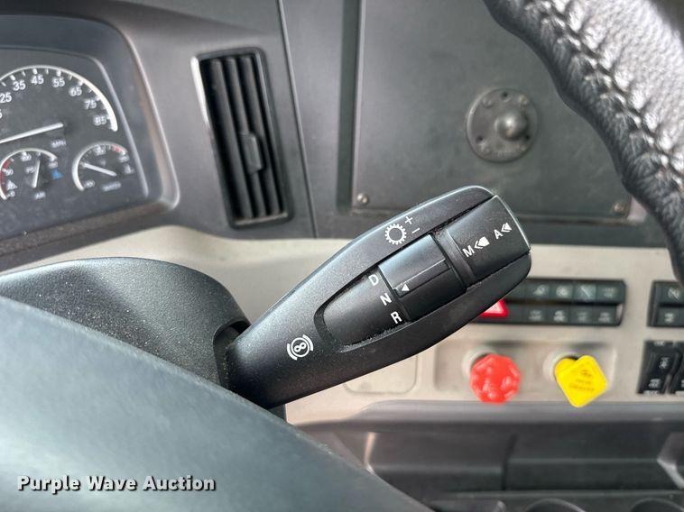 image for item EJ4832 2021 Freightliner Cascadia 126 semi truck