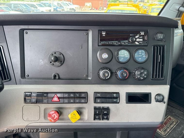 image for item EJ4832 2021 Freightliner Cascadia 126 semi truck