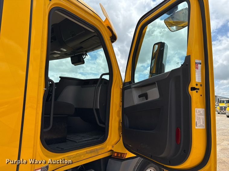 image for item EJ4832 2021 Freightliner Cascadia 126 semi truck